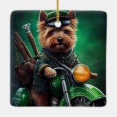 オーストラリアのテリア車でバイクを運転する聖パトリックの日 セラミックオーナメント (裏面)