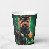 オーストラリアのテリア車でバイクを運転する聖パトリックの日 紙コップ (裏面)