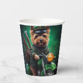 オーストラリアのテリア車でバイクを運転する聖パトリックの日 紙コップ (正面)