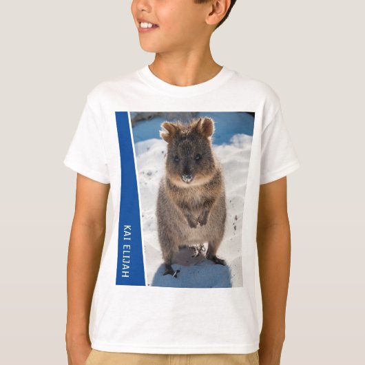 オーストラリアのビーチでくつろぐクオッカ Tシャツ (正面)