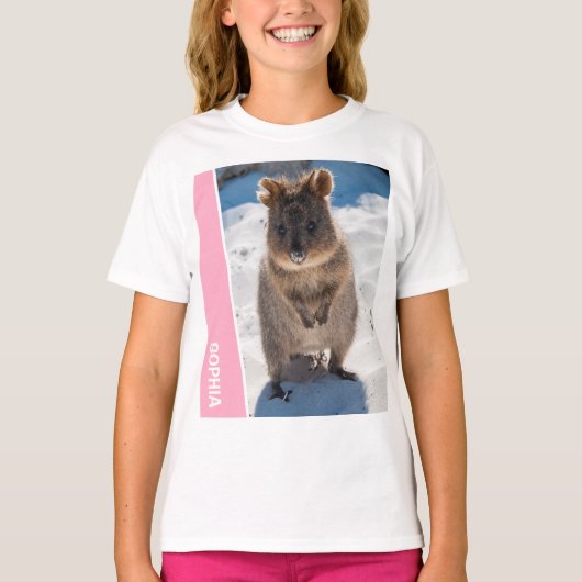 オーストラリアのビーチのピンクの可愛いクォッカ Tシャツ (正面)