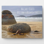 オーストラリアのビーチP上のバランスの取れた岩と流木 フォトプラーク (正面)