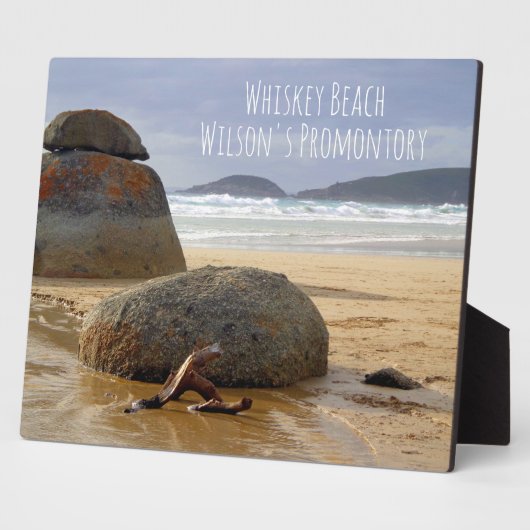 オーストラリアのビーチP上のバランスの取れた岩と流木 フォトプラーク (側面)