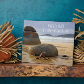 オーストラリアのビーチP上のバランスの取れた岩と流木 フォトプラーク (側面)