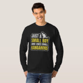 オーストラリアのワラビーでワラビー少年を探す Tシャツ (正面フル)