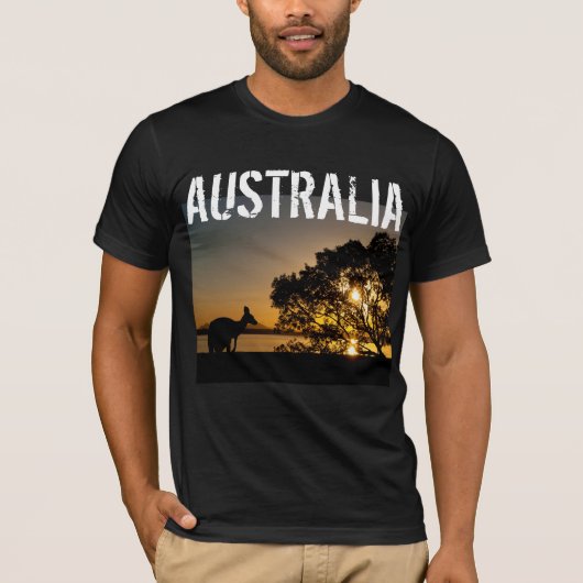 オーストラリアの日没のブラックカンガルー Tシャツ (正面)