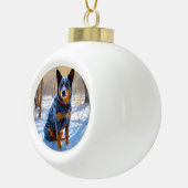 オーストラリアの牛が雪のクリスマスを過ごす セラミックボールオーナメント (右)