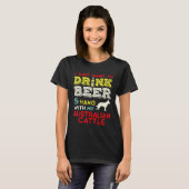 オーストラリアの牛飼いのパパ ビール飲んで犬と一緒 Tシャツ (正面フル)