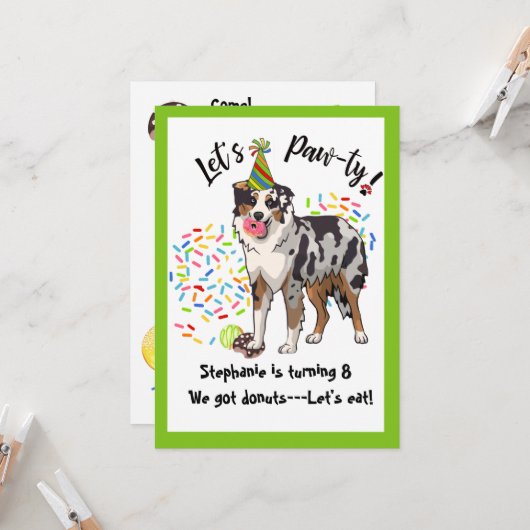 オーストラリアの羊飼いの犬の誕生日パーティーの招待 カード (正面/裏面インサイチュ)