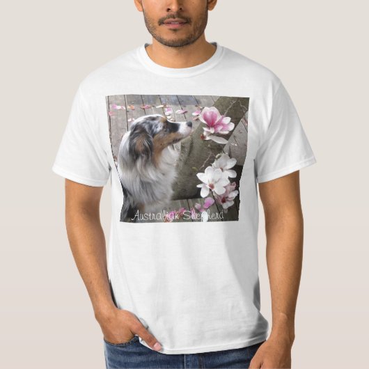 オーストラリアの羊飼い犬はMagnoiaの花をくんくんかぎます Tシャツ (正面)
