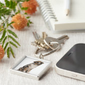 オーストラリアの羊飼い(10か月古い)身に着けているa キーホルダー (側面)