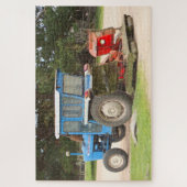 オーストラリアの芝刈り機のある古い青いトラクター ジグソーパズル (縦)