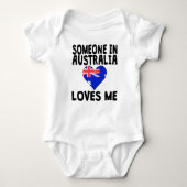 オーストラリアの誰かは私を愛します ベビーボディスーツ (正面)