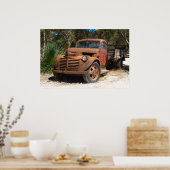 オーストラリアの郊外に捨てられた錆びた古いトラック。 ポスター (キッチン)