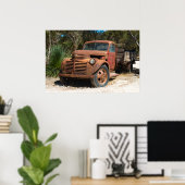 オーストラリアの郊外に捨てられた錆びた古いトラック。 ポスター (ホームオフィス)