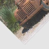 オーストラリアの郊外に捨てられた錆びた古いトラック。 薄葉紙 (詳細)