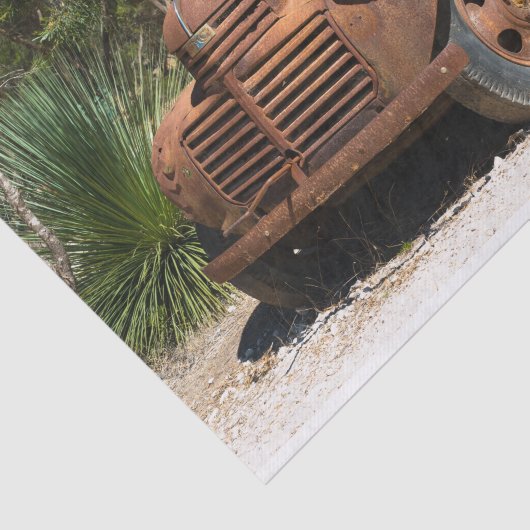 オーストラリアの郊外に捨てられた錆びた古いトラック。 薄葉紙 (詳細)