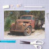 オーストラリアの郊外に捨てられた錆びた古いトラック。 薄葉紙 (クラフト)