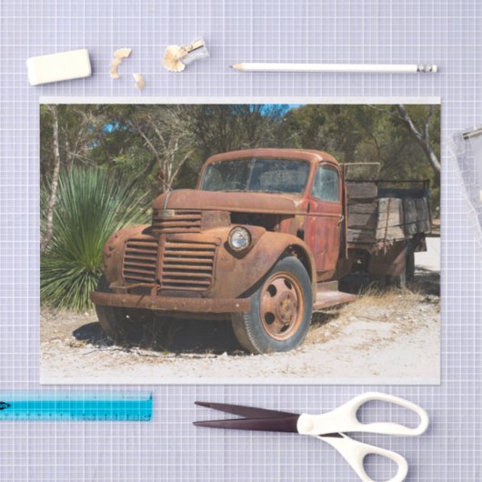 オーストラリアの郊外に捨てられた錆びた古いトラック。 薄葉紙 (クラフト)