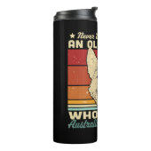 オーストラリアを愛する老婆を決して過小評価しない タンブラー (回転左)