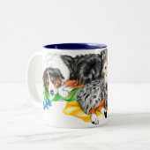 オーストラリアシェパードファミリー昼寝マグ ツートーンマグカップ (正面左)