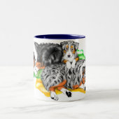 オーストラリアシェパードファミリー昼寝マグ ツートーンマグカップ (中央)