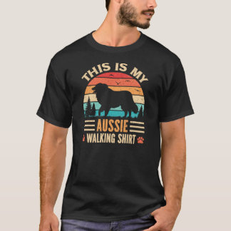 オーストラリアン・シェパードの散歩 オゥシー・ドッグ・ウォーカー Tシャツ