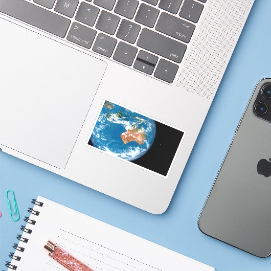 オーストラリア上空に雲を見せる惑星の地球。 シール (ノートパソコンとiPhone)