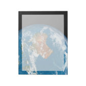 オーストラリア上空に雲を見せる惑星の地球。 ノートパッド (回転)