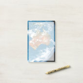 オーストラリア上空に雲を見せる惑星の地球。 ポストイット (デスク上)