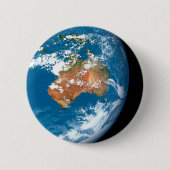 オーストラリア上空に雲を見せる惑星の地球。 缶バッジ (正面)
