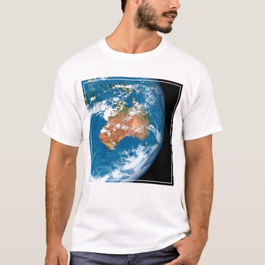 オーストラリア上空に雲を見せる惑星の地球。 Tシャツ (正面)