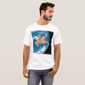 オーストラリア上空に雲を見せる惑星の地球。 Tシャツ (正面フル)