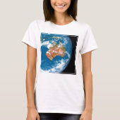 オーストラリア上空に雲を見せる惑星の地球。 Tシャツ (正面)