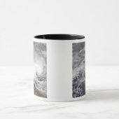 オーストラリア沖の熱帯低気圧ニコラス マグカップ (中央)