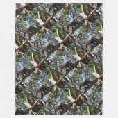 オーストラリア産の野生のコアラがゴムの木に生えている。 フリースブランケット (正面)