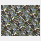 オーストラリア産の野生のコアラがゴムの木に生えている。 フリースブランケット (正面(横))