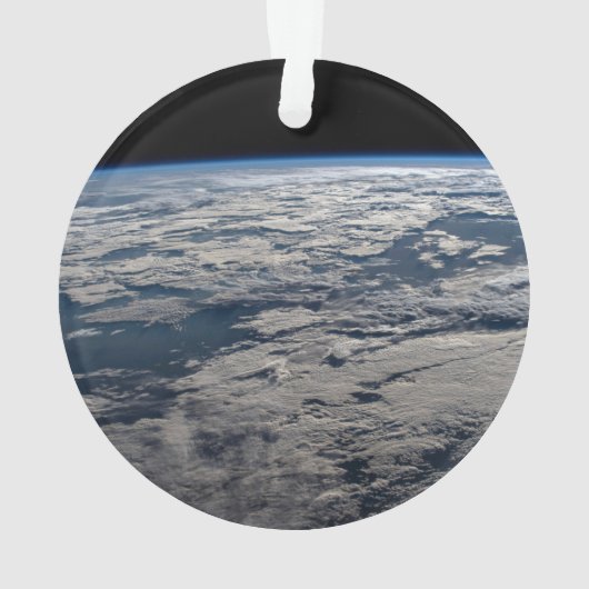 オーストラリア西部の曇り空の上の地球の四肢。 オーナメント (裏面)