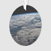 オーストラリア西部の曇り空の上の地球の四肢。 オーナメント (正面)