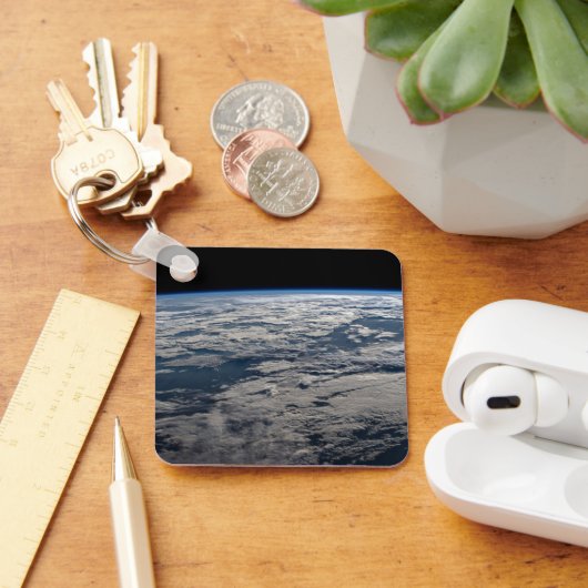 オーストラリア西部の曇り空の上の地球の四肢。 キーホルダー (デスク)