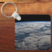 オーストラリア西部の曇り空の上の地球の四肢。 キーホルダー (正面)