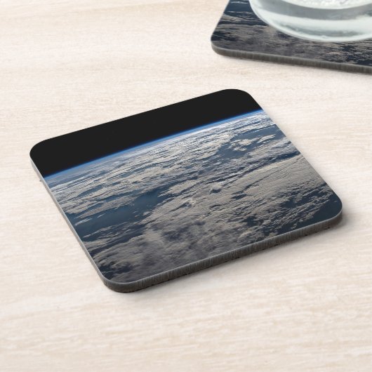 オーストラリア西部の曇り空の上の地球の四肢。 コースター (左側)