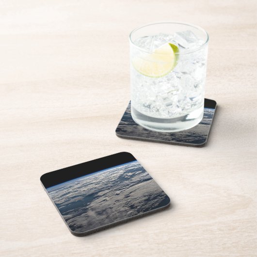 オーストラリア西部の曇り空の上の地球の四肢。 コースター (右側)