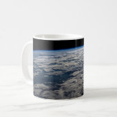 オーストラリア西部の曇り空の上の地球の四肢。 コーヒーマグカップ (正面左)