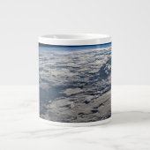 オーストラリア西部の曇り空の上の地球の四肢。 ジャンボコーヒーマグカップ (正面)