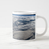 オーストラリア西部の曇り空の上の地球の四肢。 ジャンボコーヒーマグカップ (右)