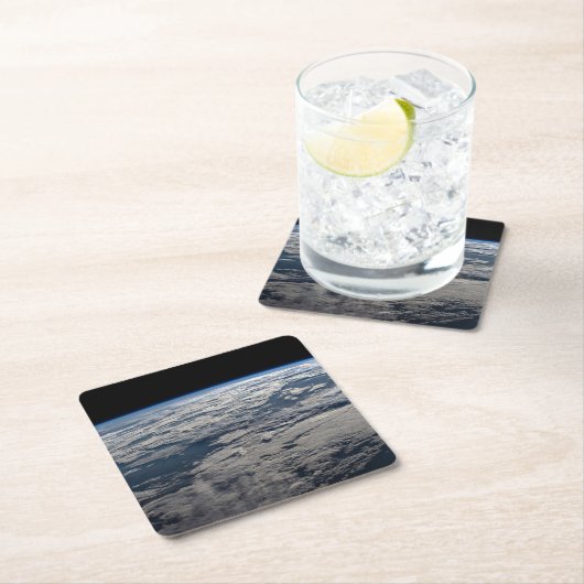 オーストラリア西部の曇り空の上の地球の四肢。 スクエアペーパーコースター (インサイチュ)