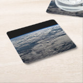 オーストラリア西部の曇り空の上の地球の四肢。 スクエアペーパーコースター (アングル)