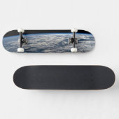 オーストラリア西部の曇り空の上の地球の四肢。 スケートボード (横)