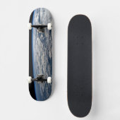 オーストラリア西部の曇り空の上の地球の四肢。 スケートボード (正面)